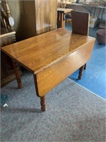 Drop leaf table with extra leaf