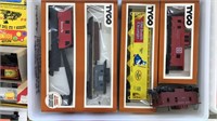 FLAT OF ASSORTED HO SCALE TRAIN CARS TYCO