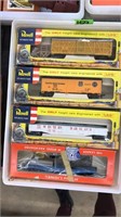 FLAT OF REVELL & LIONEL HO SCALE TRAIN CARS