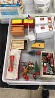 FLAT OF ASSORTED HO SCALE BUILDINGS, & DECOR