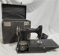 Vintage Singer Featherweight Sewing Machine w/case