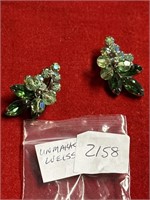 Vintage Weiss emerald green earrings not marked