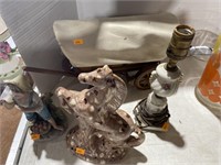Wagon, figurine, lamps