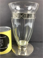 (P) Vase vintage en verre et métal travaillé