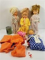 4 poupées vintage et vêtements