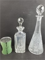 2 décanteurs en verre taillé vintage