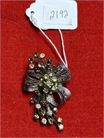 Vintage bow and Peridot brooch