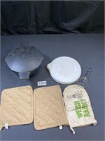 Pampered Chef Microwave Cooker, Oven Mitts,