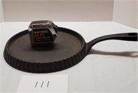 PAULA DEEN Cast iron pan and tape measure