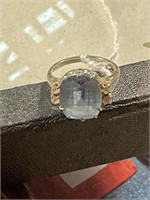 10 KT ladies ring blue diamond