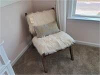 ACCENT CHAIR W/ THROW PILLOW