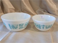 Set of two vintage Pyrex bowls five point five