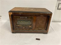 Majestic Radio. Wood cabinet.