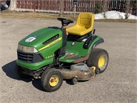 John Deere LA145 Lawn Tractor