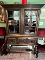 Beautiful wooden China cabinet  (no contents)
