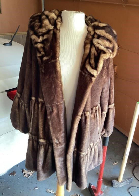 Jones New York faux fur coat Size L | Live and Online Auctions on HiBid.com