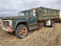 1977 F600 GRAIN TRUCK, WOOD BOX, 391 GAS