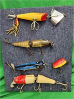 5 vintage fishing lures.    Look at the photos