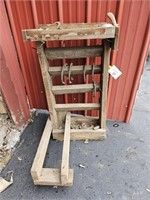 Horse Shoe Box Stand