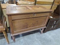 EARLY LIFT TOP BLANKET CHEST W/KEY