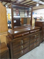 SIMMONS CHERRY FINISH 8 DRAWER DRESSER WITH MIRROR