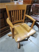 ANTIQUE TIGER OAK ARMED OFFICE ROLLING CHAIR