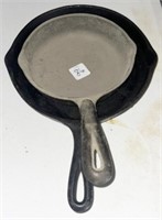 2 CAST IRON SKILLETS: WAGNER AND UNMARKED