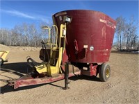 New Holland Supreme Model 600 Vertical Feed Mixer