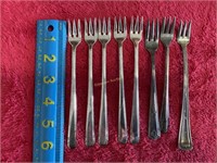 5 Oneida seafood forks and others