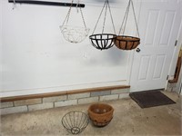 Hanging flower baskets, 3 have chains 2 don't