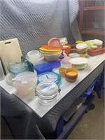 Quantity of plastic containers, including some