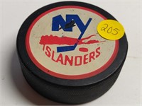 NY ISLANDERS NHL VINTAGE PUCK
