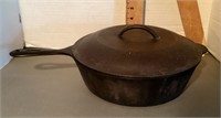 Cast iron skillet with lid