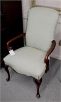 (B) QUEEN ANNE STYLE ACCENT CHAIR