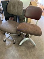2 rolling chairs