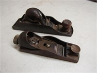 2 wooden planes