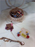 Jewelry box w assorted jewelry