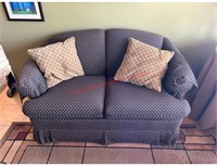 Smith Bros Loveseat with 2 pillows