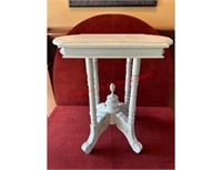 Small woodedn white 4 leg table