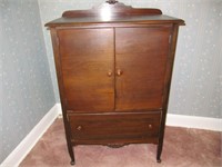 DRESSER WITH PULL OUT DRAWERS