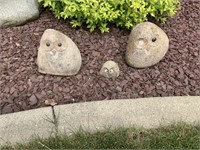 Yard décor bird Rocks