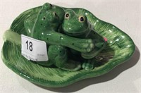 Frogs Hugging on Leaf S&P Shakers-Leaf 6 1/2" Long