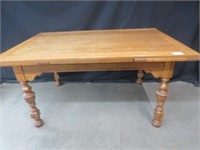 OAK DINING ROOM TABLE W/ 2 PULL OUT LEAVES