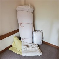 Full Size Memory Foam Topper w/ Blankets & a Pillo
