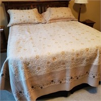 Queen Quilted Bedspread w/ Pillows
