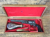 Replica Old Style Pistol in Box with Powder Flask