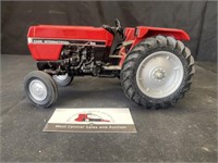 1:16 scale Case International tractor