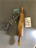 WOODEN ROLLING PIN / VINTAGE HAND MIXER