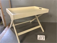 TABLE WITH REMOVABLE TRAY