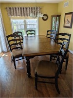 Beautiful dinning table 6 chairs 1 leaf